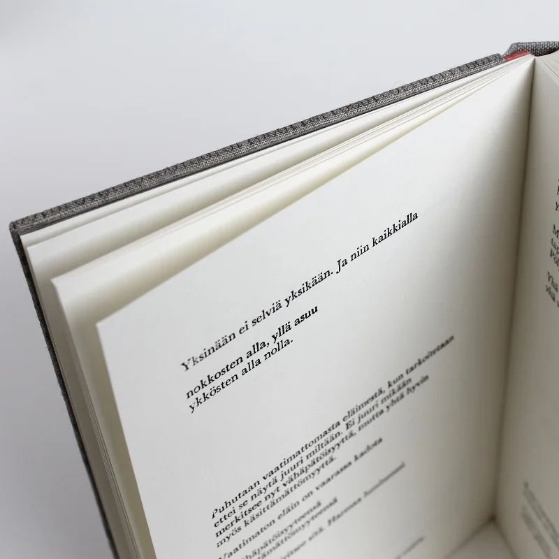 Designer binding by Kaija Rantakari, 2017. A variation of the sewn boards binding with typewritten binary code linen covers and pink leather spine lining. Ontto harmaa is a Finnish poetry book by Olli-Pekka Tennilä.