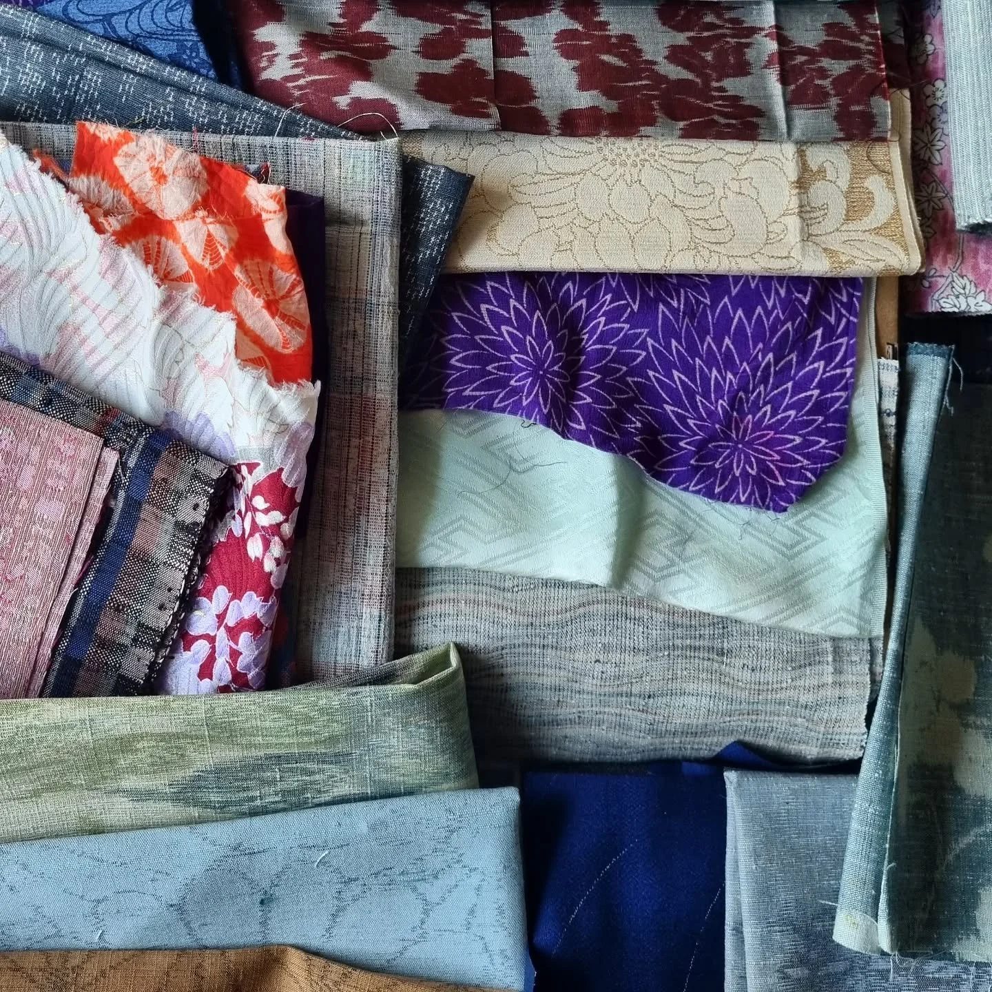 Rummaging through my vintage kimono pieces today. A selection of my notebooks will be for sale locally later this year, so I'm trying stock up whilst also meeting my poetry book deadlines. Sometimes the two arts intertwine perfectly and I find a nice