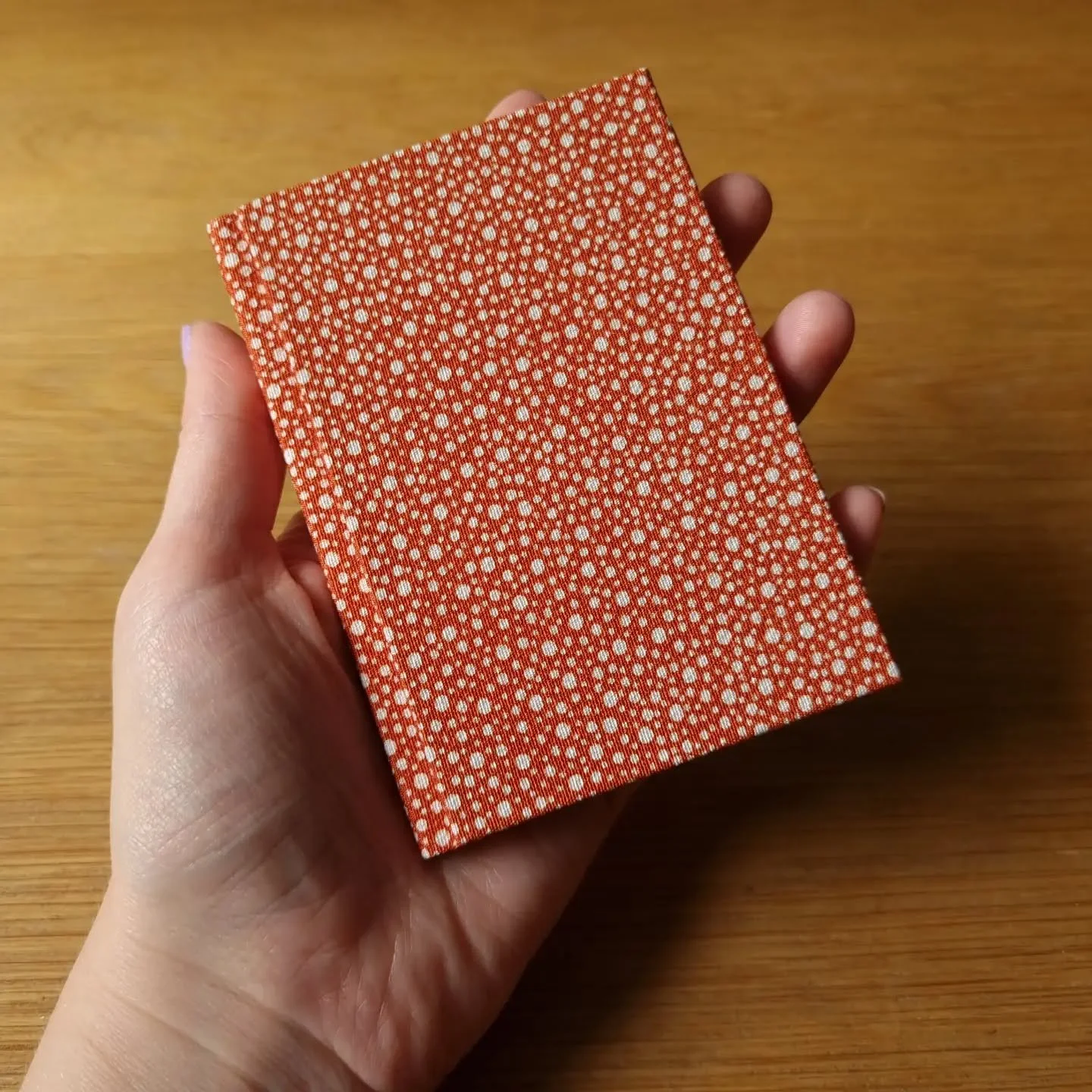 One of my recent notebook favorites. This tiny book with vintage kimono silk covers is still available in the Paperiaarre shop. 28&euro; including worldwide shipping.

Unfortunately, there's still no shipping to the US via Finnish Post, but otherwise