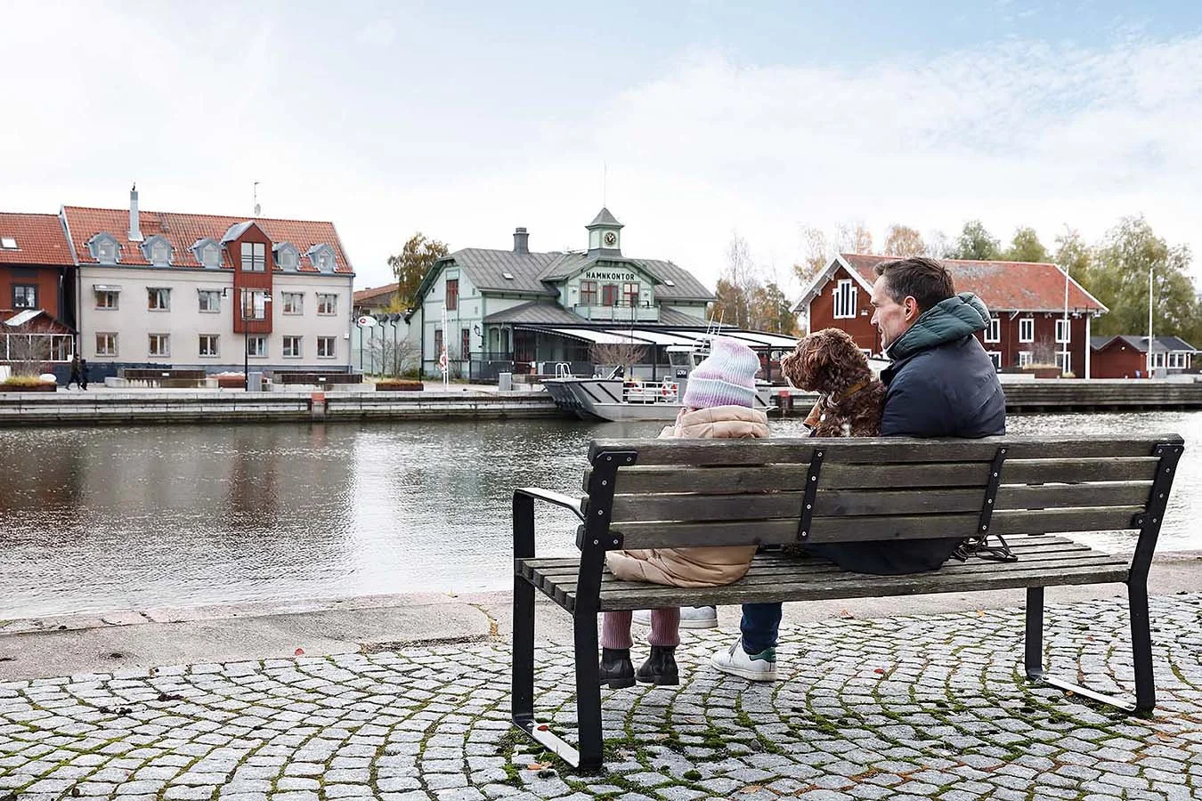 Vattenfall_Nykoping_Dad_Girl_Dog_Bench kopiera.jpg