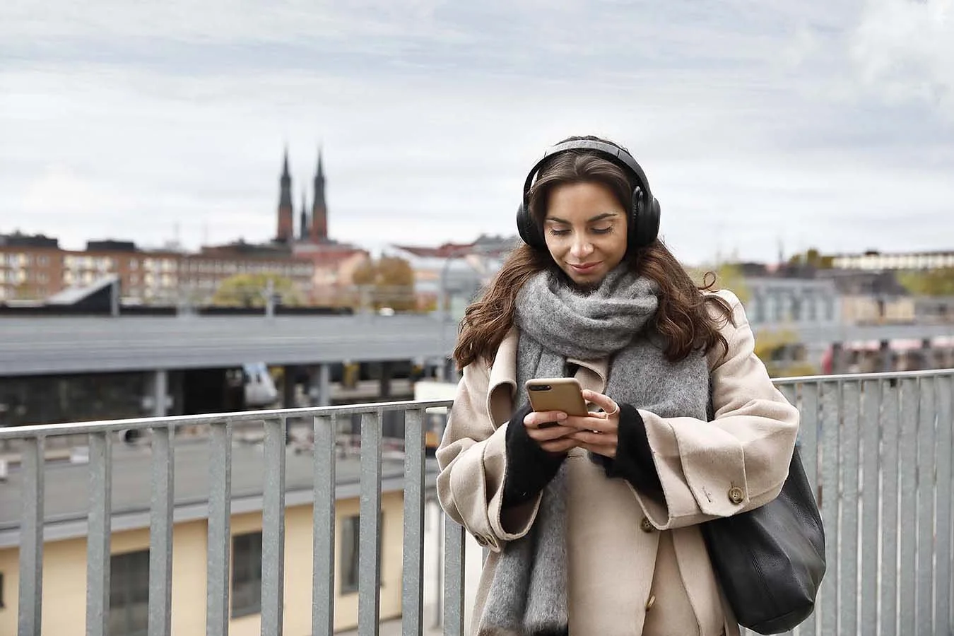 Vat_Uppsala_Woman_Phone kopiera.jpg