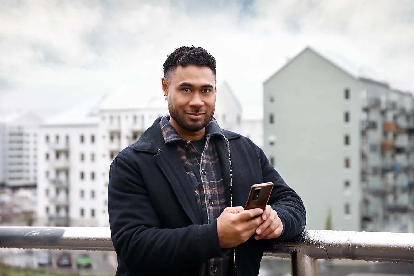 Vattenfall_Jordbro_Man_Phone kopiera.jpg