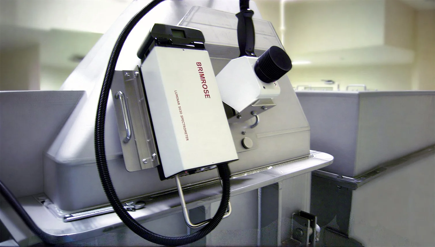 Precision Luminar 5030 NIR Spectrometer Delivering Real‑Time Material NIR Analysis in Industrial Setting