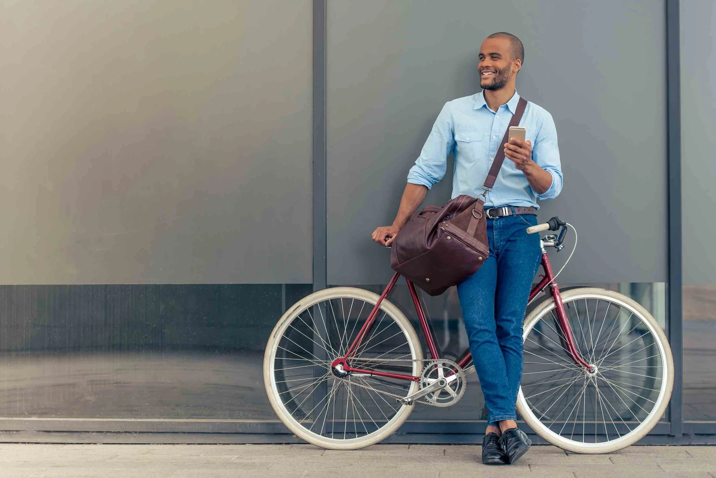 web-Mann-Fahrrad-stehend.jpg