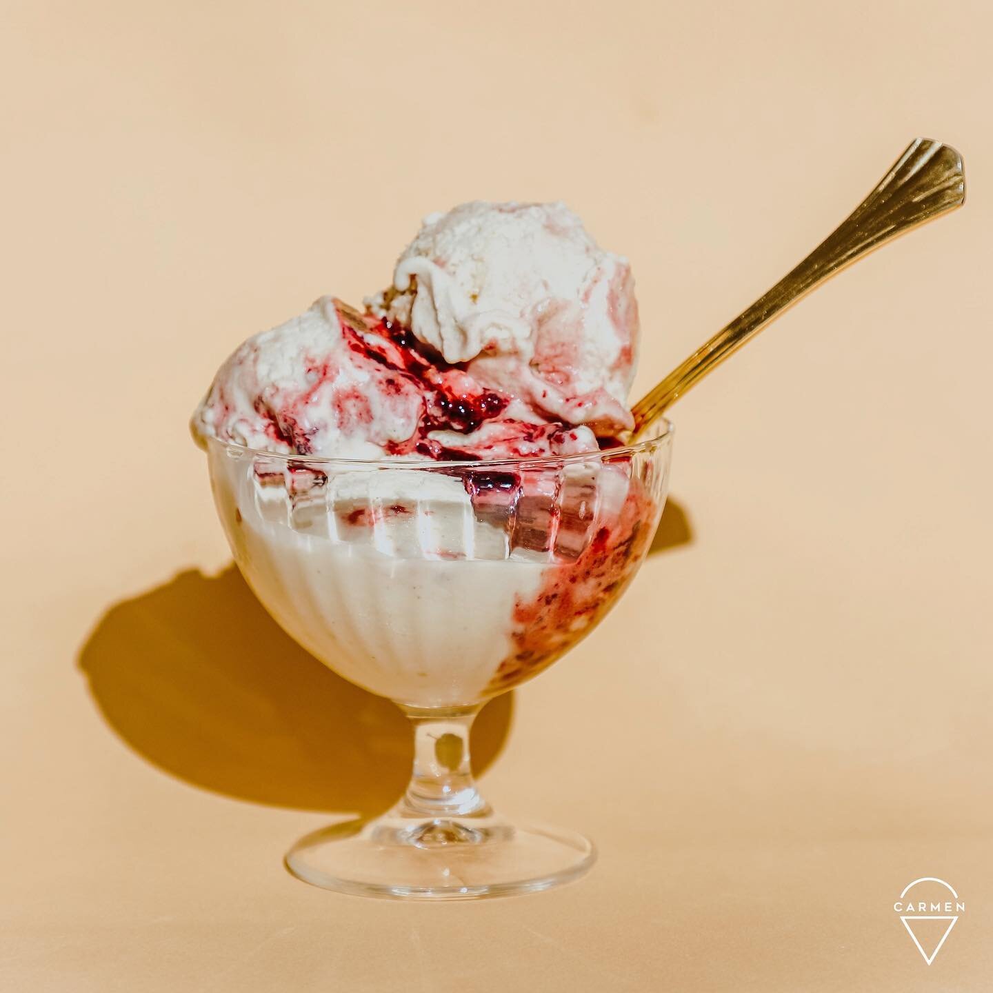 Avete mai assaggiato le nostre coppe gourmet?
Potete scegliere tra tanti accostamenti selezionati per voi oppure creare il vostro personale percorso di degustazione del gelato Carmen. 🍦😋
Interessante, vero?

#CarmenGelato #gelato #gelatoartigianale