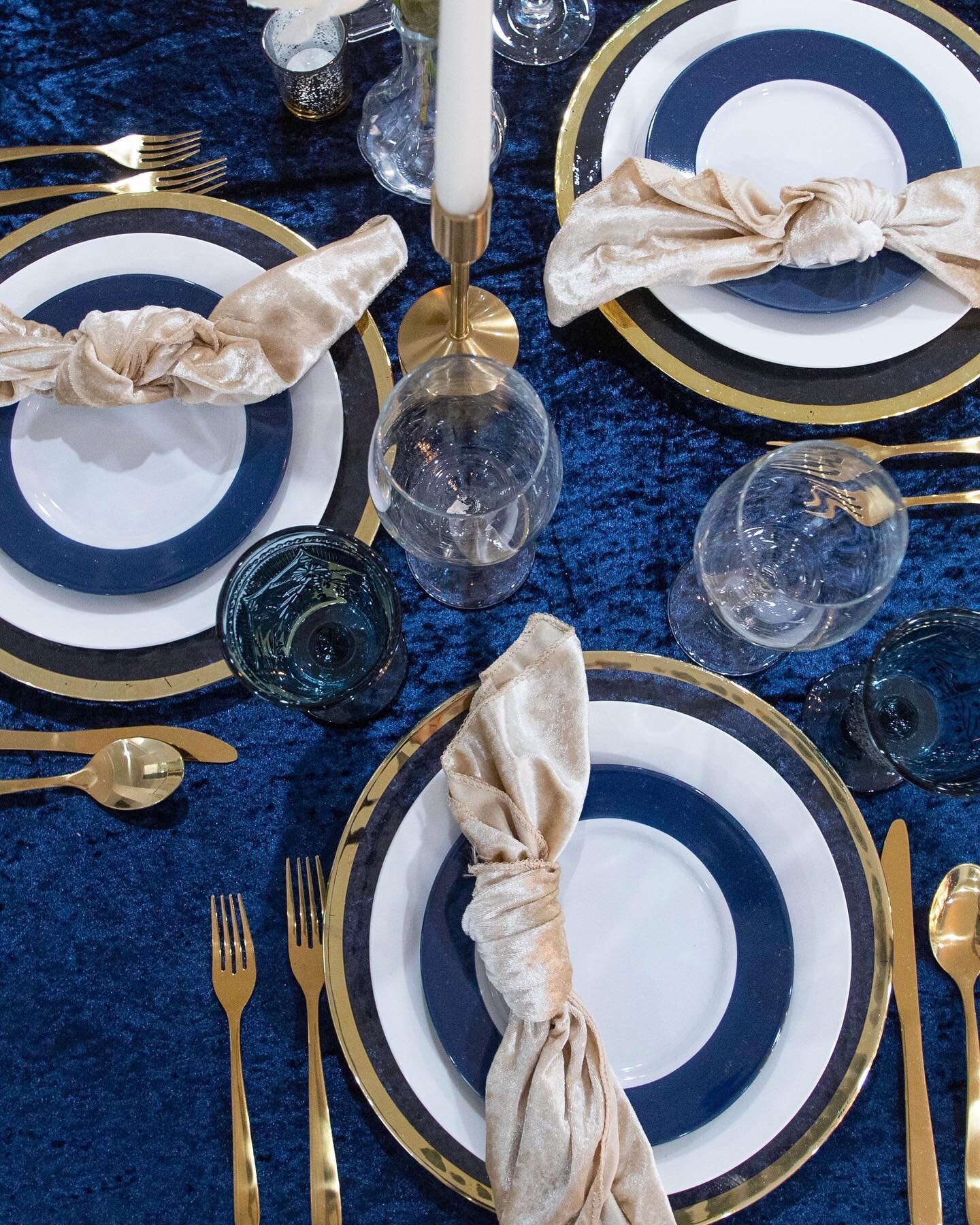there really is nothing like crushed blue velvet imo 💙 these gorgeous details are by @voltaireluxe.co for a very special RN graduation dinner.
.
.
#bostonphotographer #bostoneventdecor #bostonevents #bostonevent #bostoneventphotographer #bostonevent