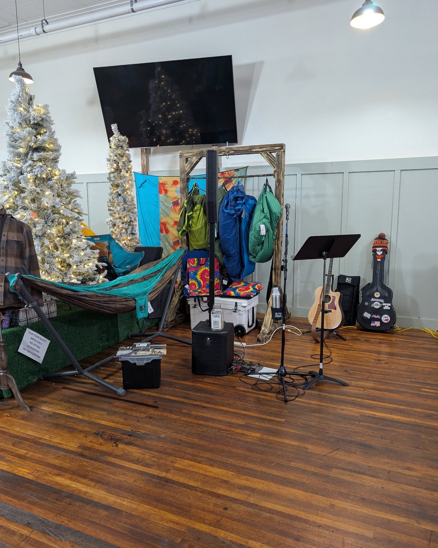 I'm ready to play some Christmas music for you as you enjoy the festivities at Light Up Elkin and some tasty treats from @creamydayz !!!