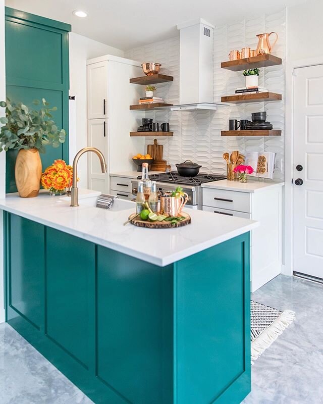 Small but mighty! The kitchen packs a punch. Swipe to see the before pictures 👉🏻👉🏻👉🏻 we flipped the sink and stove, removed part of the wall, raised then ceiling, installed custom cabinets and GORGEOUS appliances, and voila! #greenwithenvyproje