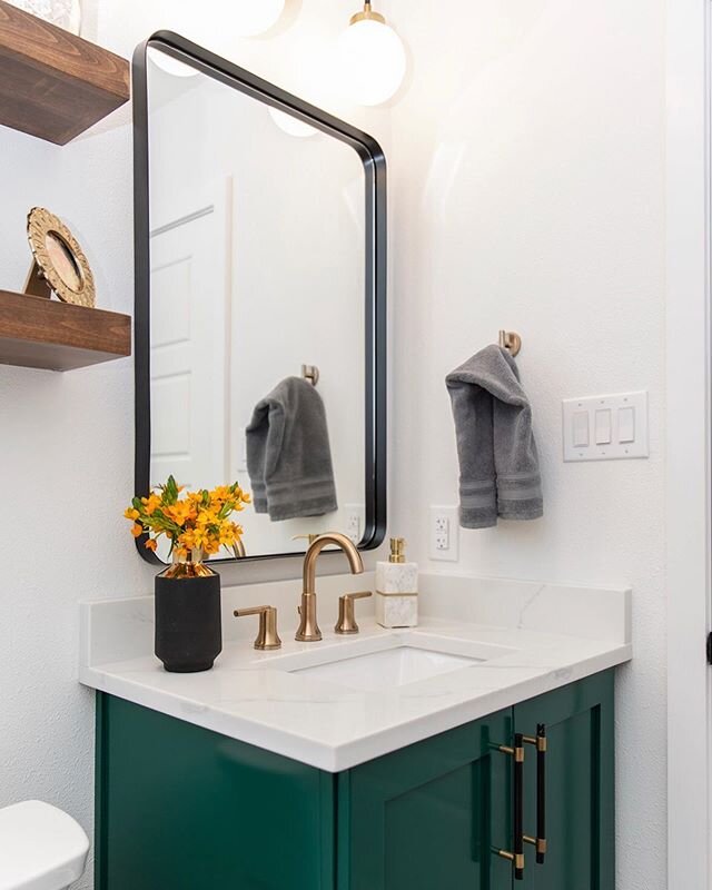 Guest Bathroom Greatness! I 💚 my team. I couldn&rsquo;t do it without them. Everything in here is new...tub, tile, floor, vanity, mirror, light, plumbing, even the toilet. 💚💚💚 #greenwithenvyproject
📷 @shelbybellaphotography
@fromthegroundupremod