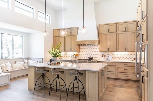 Yay!!!! This kitchen is A-MAY! ZING!!! I love it so much! #earthymodernproject
@groupthreebuilders
@aprilinteriors 
@hobbsink
📷 @shelbybellaphotography