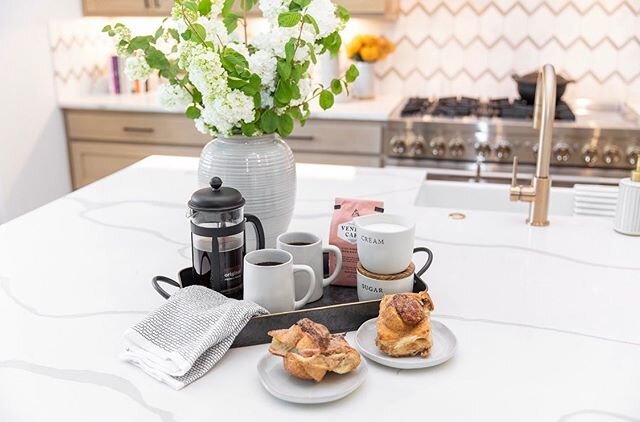 Good Morning! I can almost smell the coffee and cinnamon rolls! #earthymodernproject
@groupthreebuilders
@aprilinteriors 
@hobbsink
📷 @shelbybellaphotography