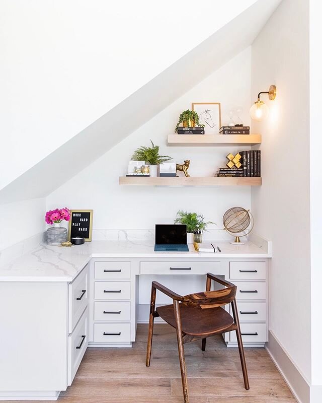 The perfect desk nook! What a great use of space! This nook is tucked in under the stairs in the guest entry. Tons of natural light and quick access to the back patio for fresh air and a mid-day dip in the pool. #earthymodernproject
@groupthreebuilde