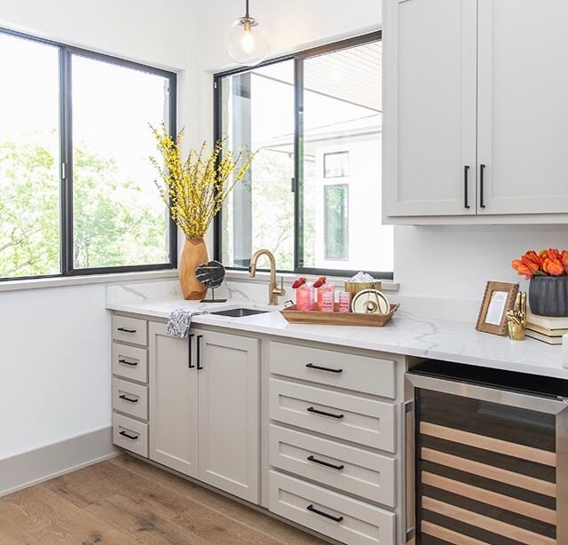 The perfect place to prep so treats for your pool party! Complete with pass through window! #earthymodernproject
@groupthreebuilders
@aprilinteriors 
@hobbsink
📷 @shelbybellaphotography