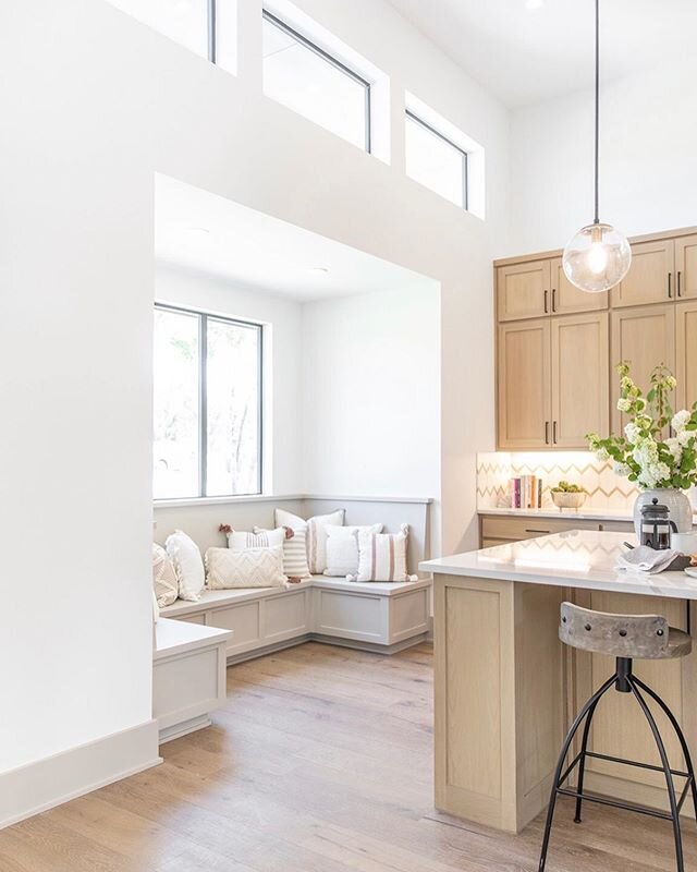 The true meaning of breakfast nook. The perfectly cozy space to enjoy the glorious morning light at breakfast and cuddle with your babies. #earthymodernproject
@groupthreebuilders
@aprilinteriors 
@hobbsink
📷 @shelbybellaphotography