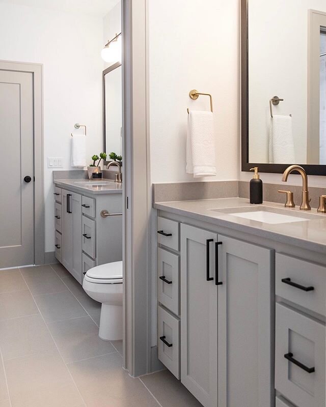 Jack-N-Jill bathrooms are such an efficient use of space! Allowing personal space for each child while also creating the space saver of sharing. #earthymodernproject
@groupthreebuilders
@aprilinteriors 
@hobbsink
📷 @shelbybellaphotography