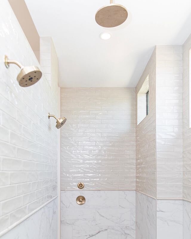 Master Shower Heaven! 3 shower heads, a bench and lots of bright sunlight. ☀️ ☀️ ☀️ #earthymodernproject
@groupthreebuilders
@aprilinteriors 
@hobbsink
📷 @shelbybellaphotography