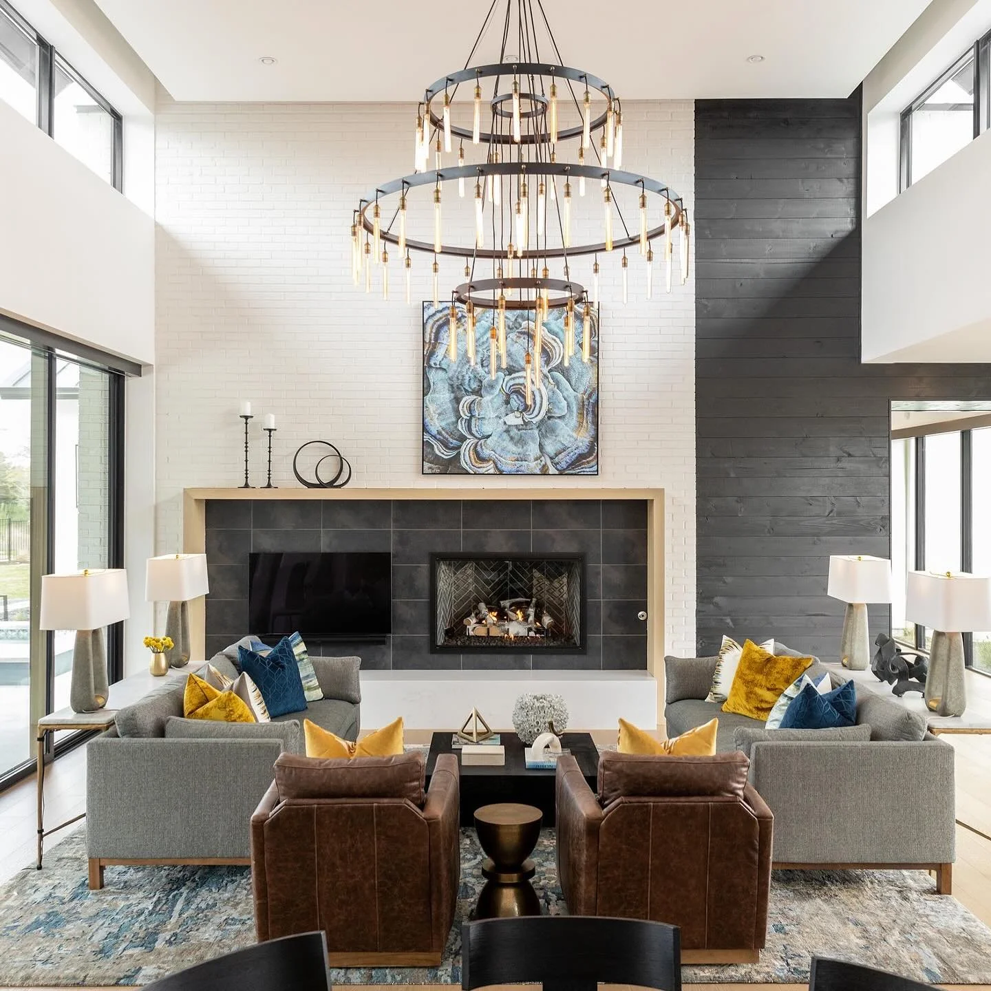 When your ceilings reach new heights, your lighting should too. This triple-tier chandelier anchors the room and draws the eye up while making a bold but efortless statement! 

📍Austin, TX 
🏠 @groupthreebuilders 
📷 @shelbybellllla 
#️⃣ #thecompoun