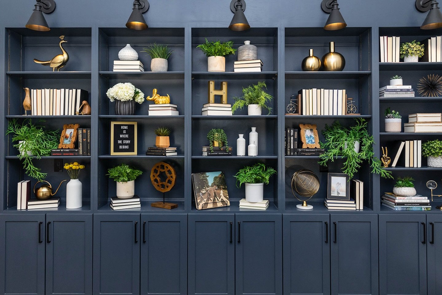 Good design doesn&rsquo;t sit on the shelf &mdash; it lives there. 📚✨

Layered textures, collected treasures, and a mix of old + new give this family room built-in its personality. Proof that thoughtful details don&rsquo;t just fill a shelf &mdash; 