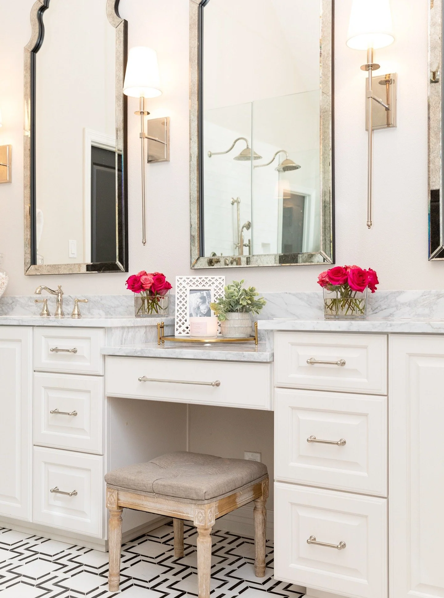 A little marble.
A little glam.
A floor that refuses to be ignored.

This primary bathroom proves that neutral doesn&rsquo;t mean boring when the details are doing the talking. ✨

📍: Round Rock, TX
📸: @shebellaphotography 
#️⃣: #timelessperfection
