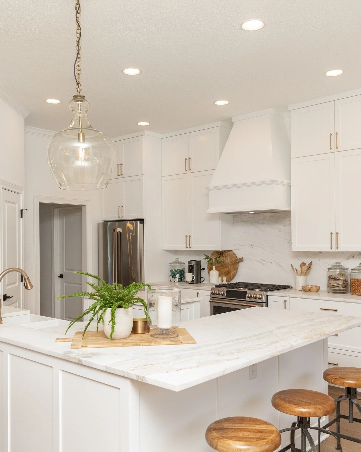 𝘈 𝘲𝘶𝘪𝘦𝘵 𝘬𝘪𝘯𝘥 𝘰𝘧 𝘭𝘶𝘹𝘶𝘳𝘺 🤍✨

Warm woods, creamy stone, and soft whites layered in all the right ways&mdash;effortless, elevated, and made for everyday living.

From the glass pendants to the honed marble and those subtle brass touche