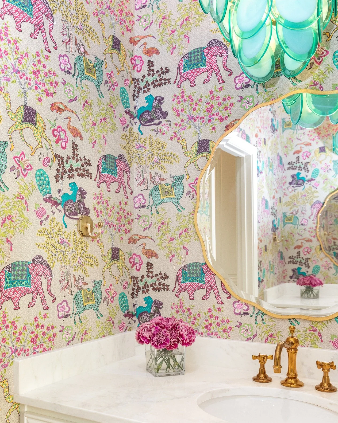 Wallpaper is our love language 💁&zwj;♀️
And powder baths? The perfect place to have a little fun (or a lot).

Bold, bright, moody, floral&hellip; we&rsquo;re here for all of it.
Because if you can&rsquo;t take a design risk in a powder bath, where c