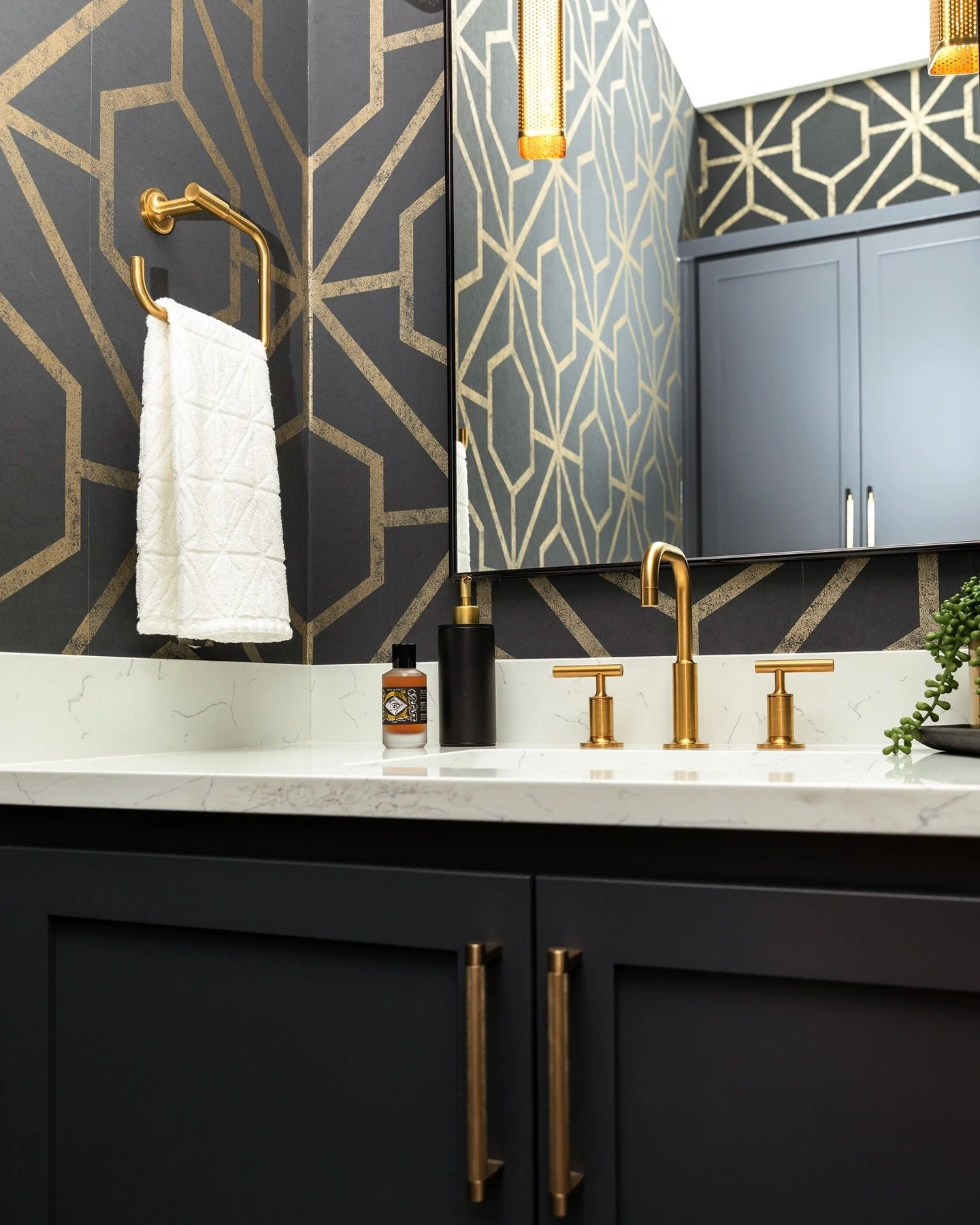 Wallpaper Wednesday.

Dark, layered, and intentionally bold.

A geometric wall covering paired with warm metallics creates a powder bath that feels elevated, structured, and quietly dramatic.

Georgetown, Texas | Custom Home

#aprilinteriors #austind