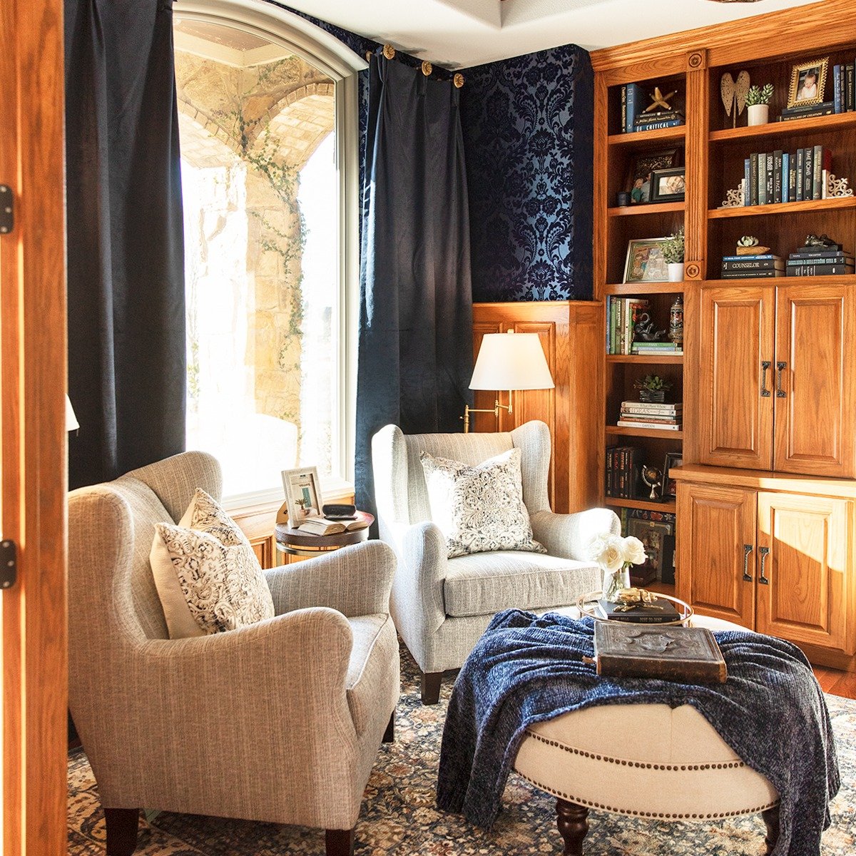 Some wallpapers whisper.
This one changes the entire mood of the room.

A deep navy flocked pattern layered against warm millwork and tailored drapery created the rich, timeless atmosphere our clients wanted for this study.

#MoodyInteriors #Traditio