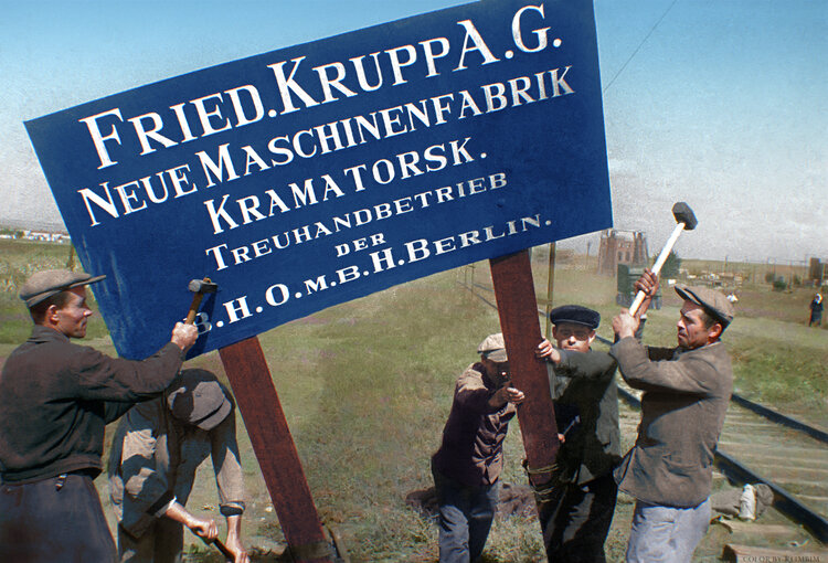 Рабочие снимают вывеску с завода Круппа в Украине 1944 (раскрашивание Климбима)