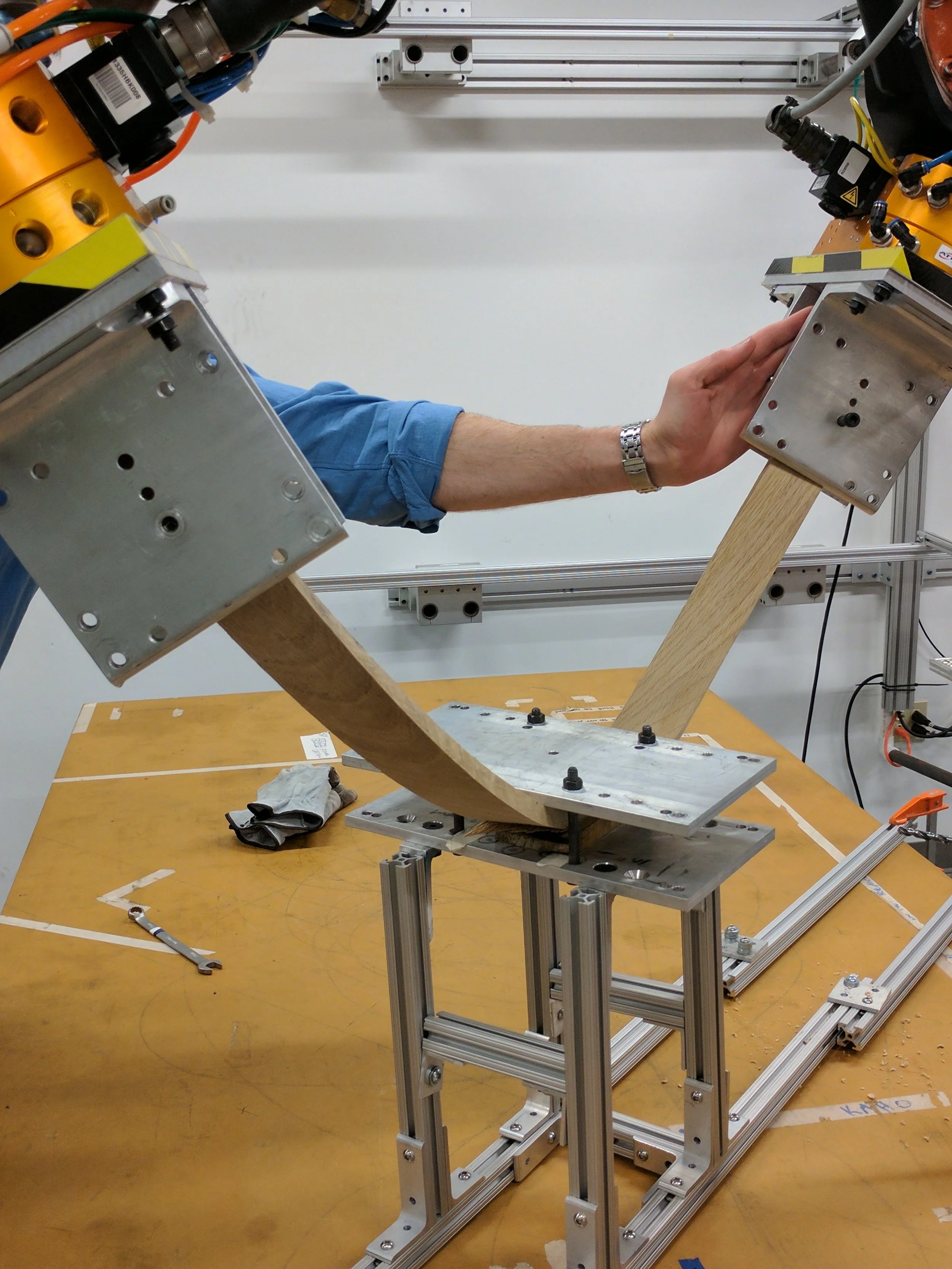 Top arch piece being bent by the robots using a fixture as a fixed center control point and the ends of the robots as the remaining 2 control points.