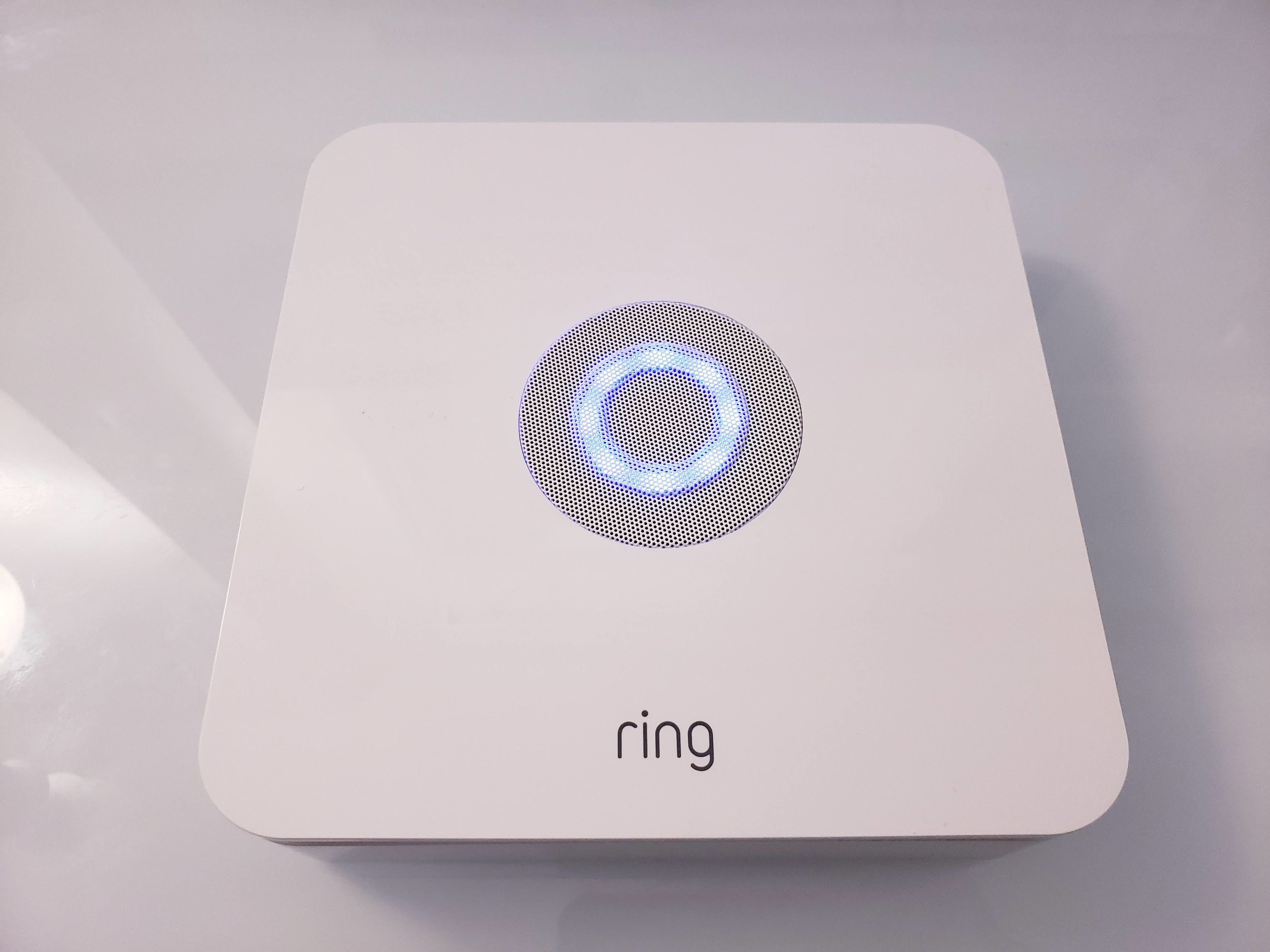 Ring Security System Review : Siren 및 LED 상태 표시등에 내장 된 링베이스 스테이션