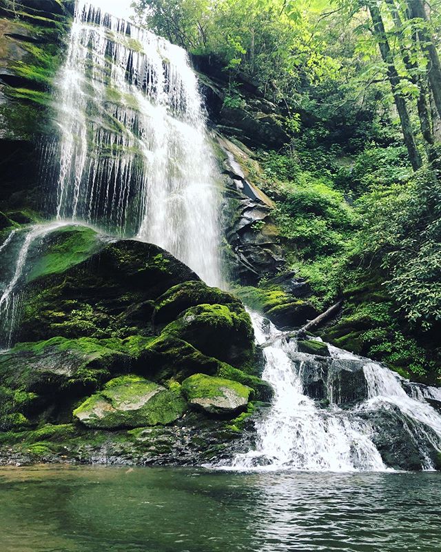 ✨🦋🦋🦋🦋🦋✨ Sincerely magical falls up up the trail 👣 
Dancing butterflies abound, one landed on my nose mid sun salutation.  #lifegoals 
#medicinesoftheearth #chasingwaterfalls #getoutside