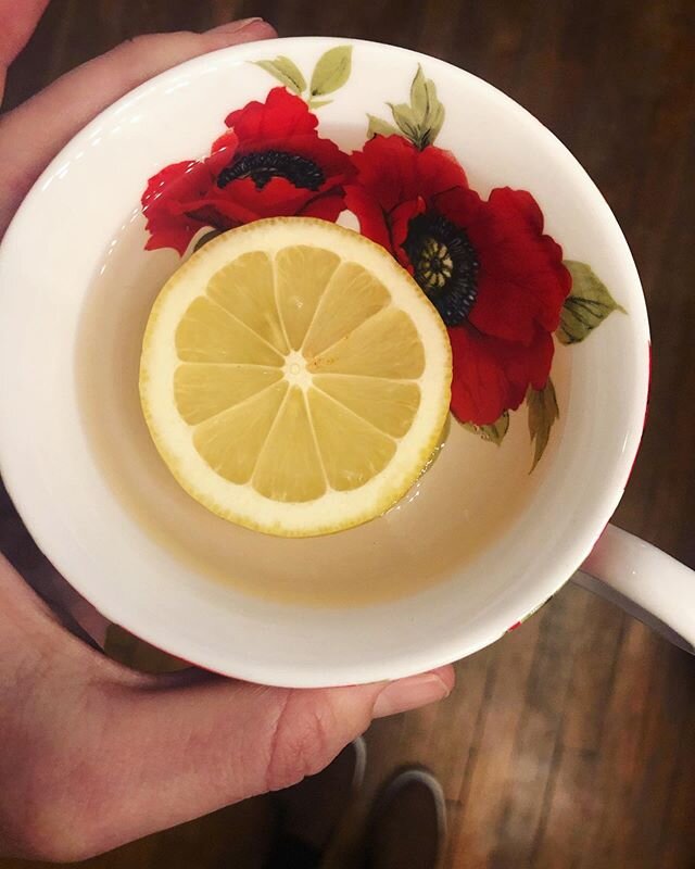 How good is warm lemon water to start the day?! Tiniest dash of dark maple syrup and a pinch of pink sea salt 🍋🍋🍋 😻