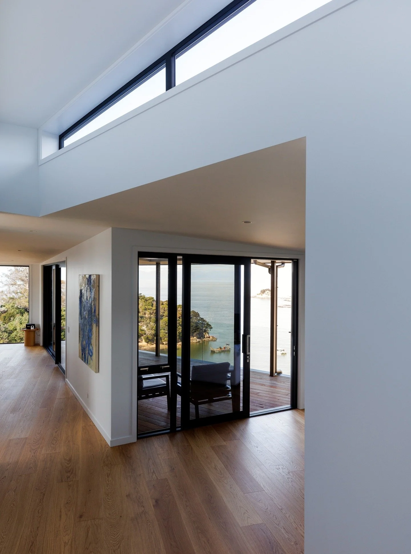 It was all about the angles for us on this beach house project. A tight site with panoramic views meant that to maximise sunlight and spatial requirements we needed to design some interestingly shaped spaces and changes in level.

The contractor, Foo