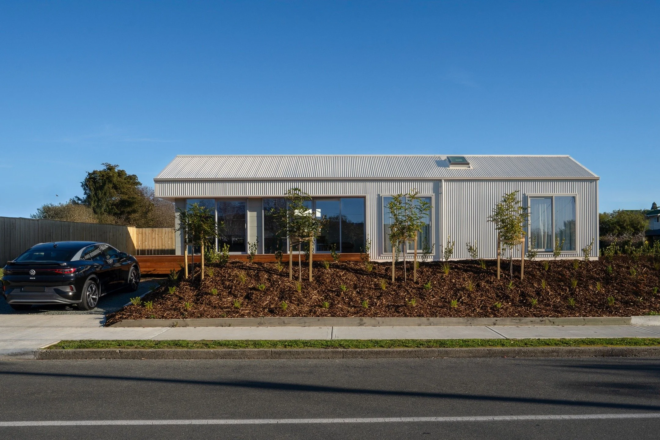 New project alert! This compact, contemporary take on the 'elegant shed' was an exciting opportunity for us.

When a North facing section came up for sale, one of our staff here at Redbox jumped at the chance to purchase and design a new small home o