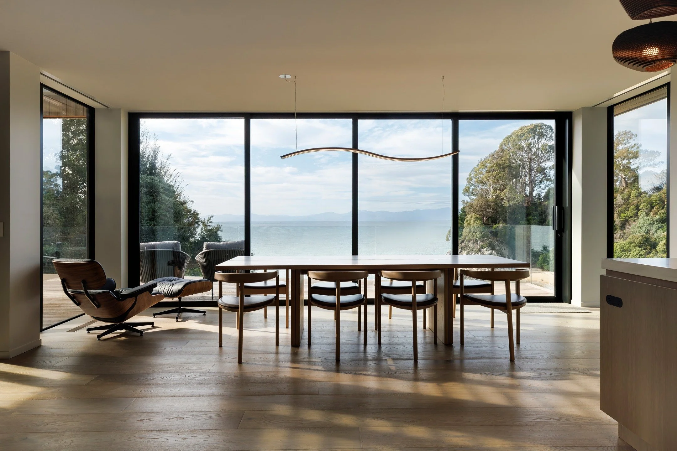 Good morning. Choose your spot for that first holiday coffee in the sunshine ☕🌞

Dining pendant by @bespoke_by_design 
Island pendant by @graypantsstudio 

#architecturenz #interiordesigns #nzarchitects #lightingdesign 

📸 @virginiawoolfphotography