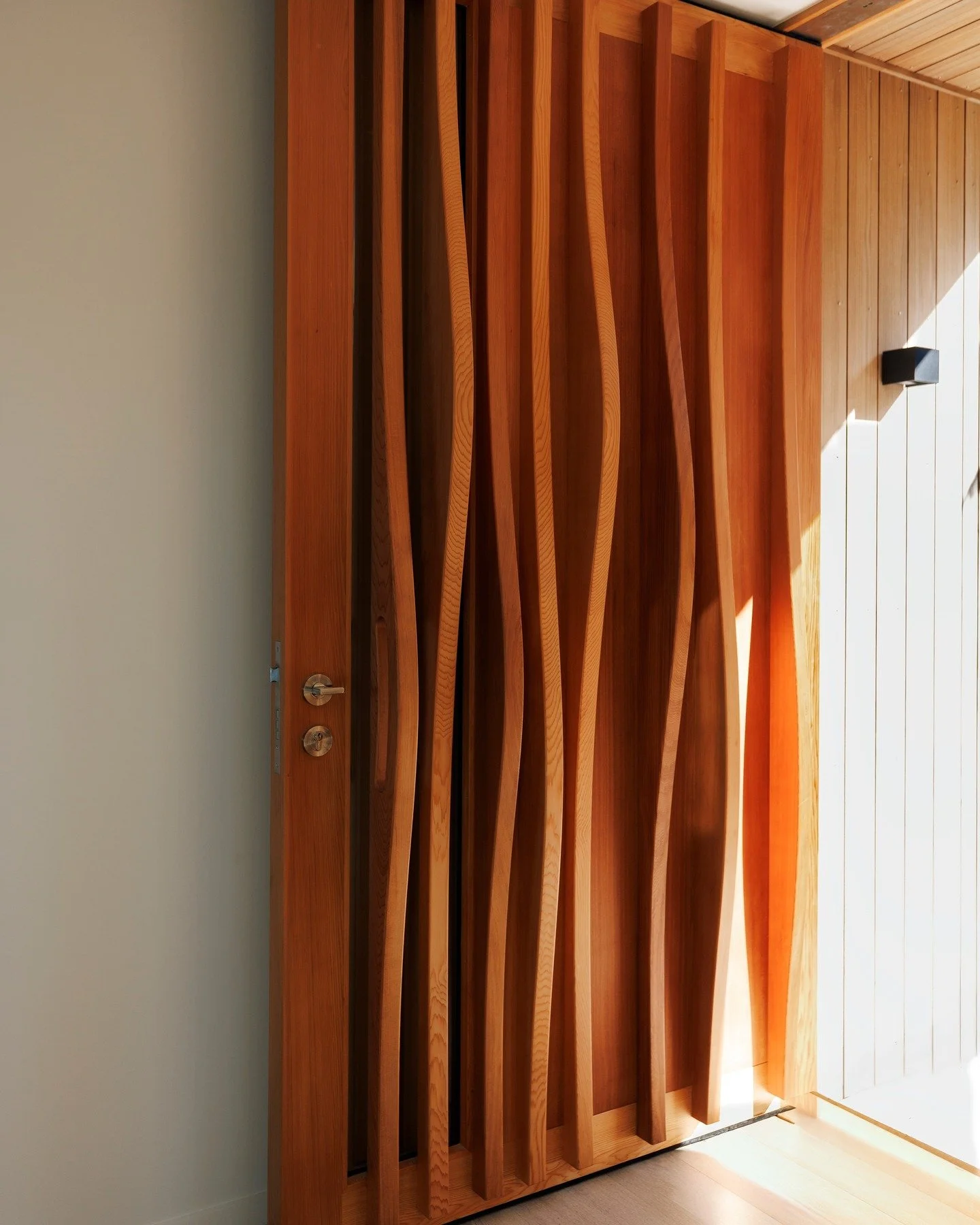 Another detail for your Friday - A front entrance door like no other. Sculpted cedar waves with integrated handle and vision panel.

#carpentry #joinery #architecturenz #nzarchitects 

📸 @virginiawoolfphotography 
🚪 @ruby_bay_joinery