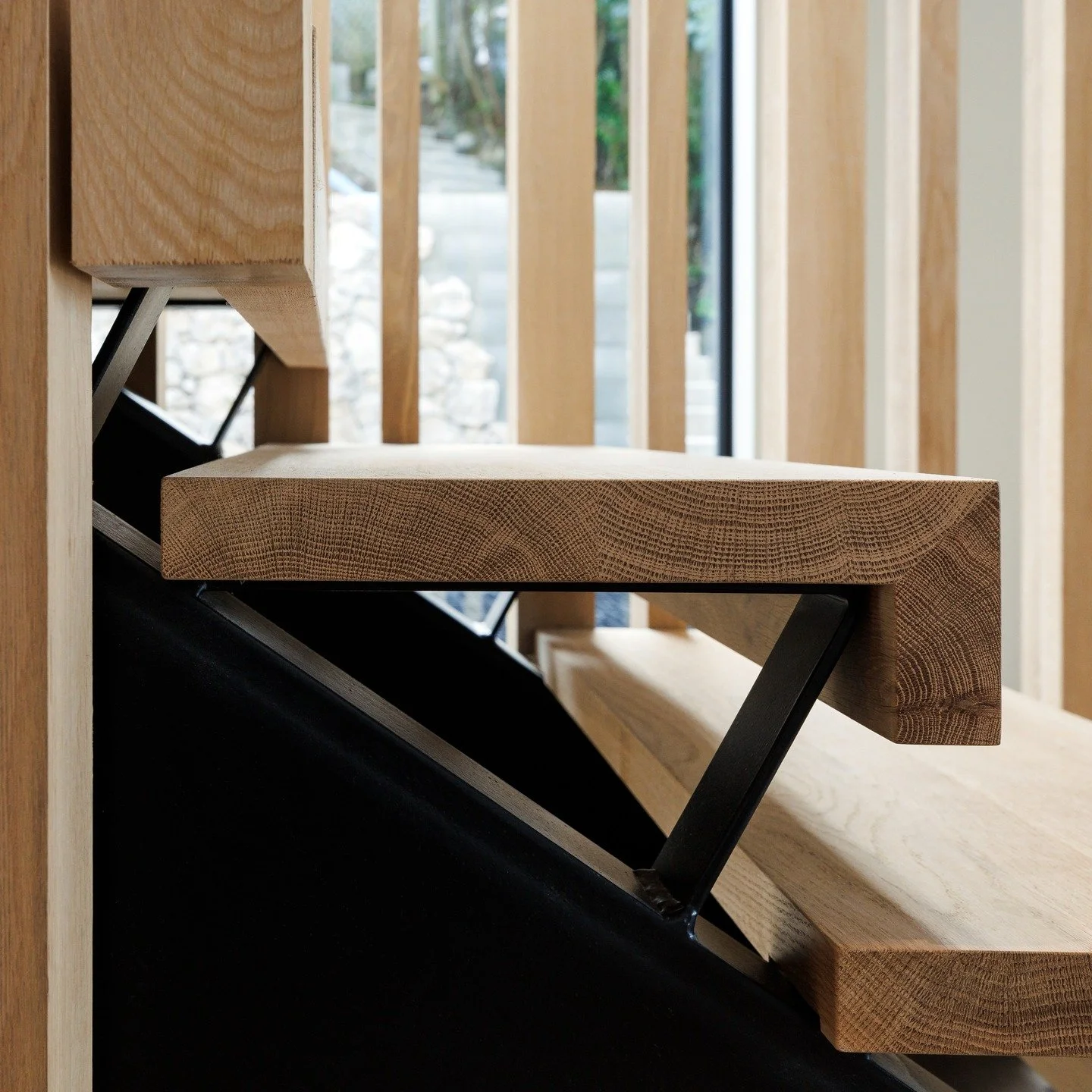 It's all in the detail - custom oak and black steel stair in this recently completed holiday home. Lovingly crafted by @ruby_bay_joinery and J Lewis Building.

#architecturenz #nzarchitects #stairs #holidayhome 

📸 @virginiawoolfphotography