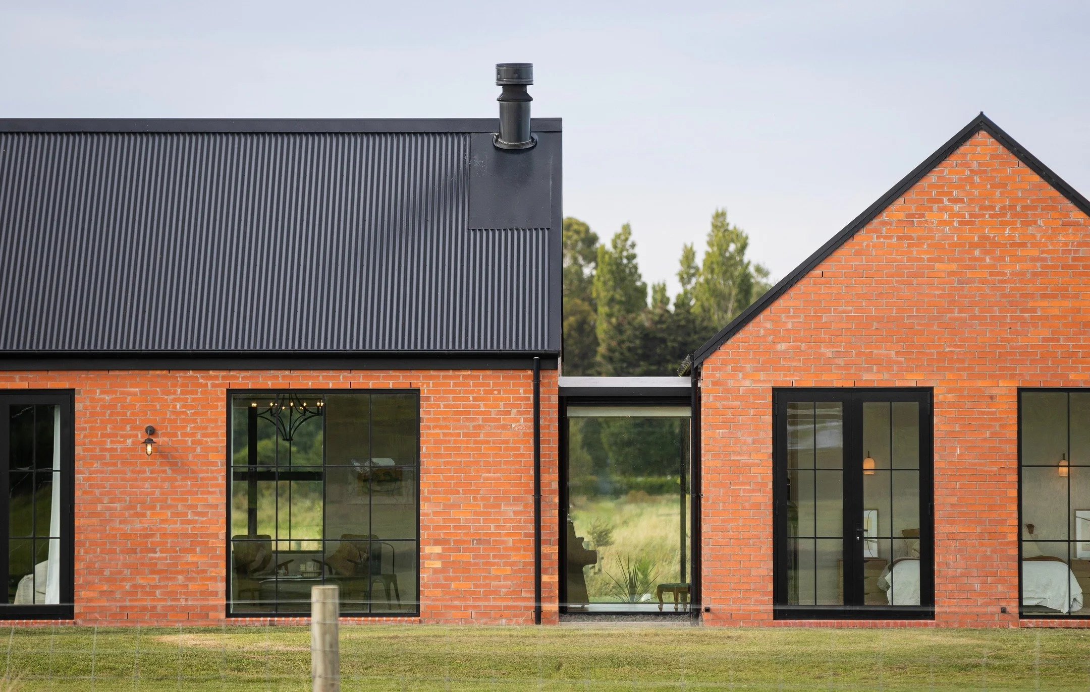 Lincoln Farmhouse - 2023 - This delightful collaboration with close friends has resulted in a rural family home with a soul ❤️
We drew from on the local vernacular of Canterbury with red brick from @canterburyclaybricks, Ebony corrugated @colorsteeln