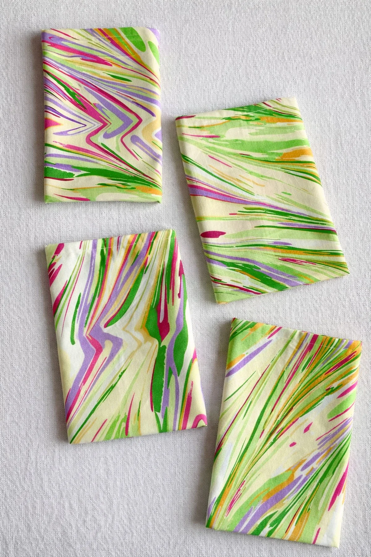 farbenfrohe Stoffservietten botanische Tischdekoration