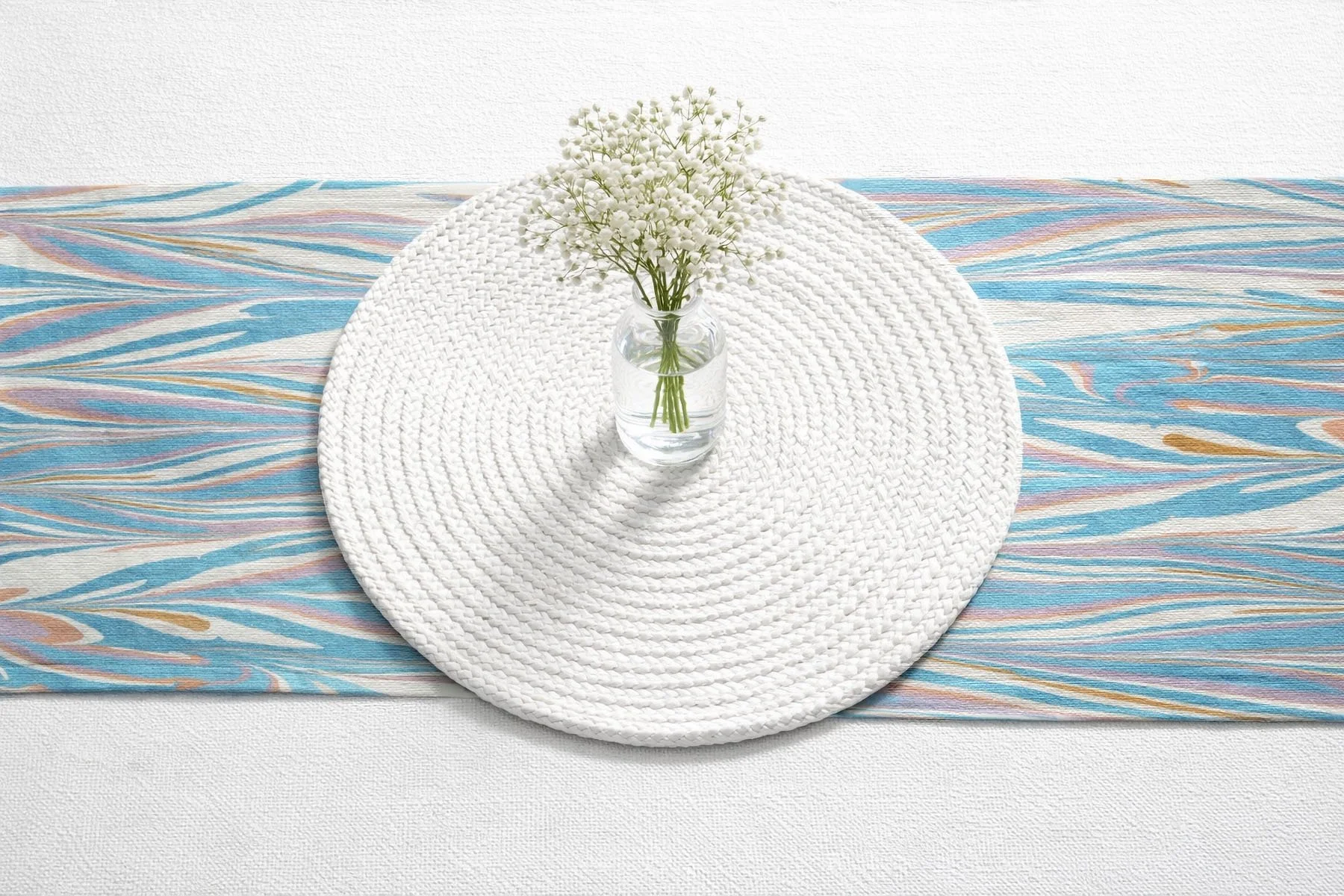 chemin de table coton. modern European dining table with marbled cotton table runner Aspen Mist blue lavender pattern