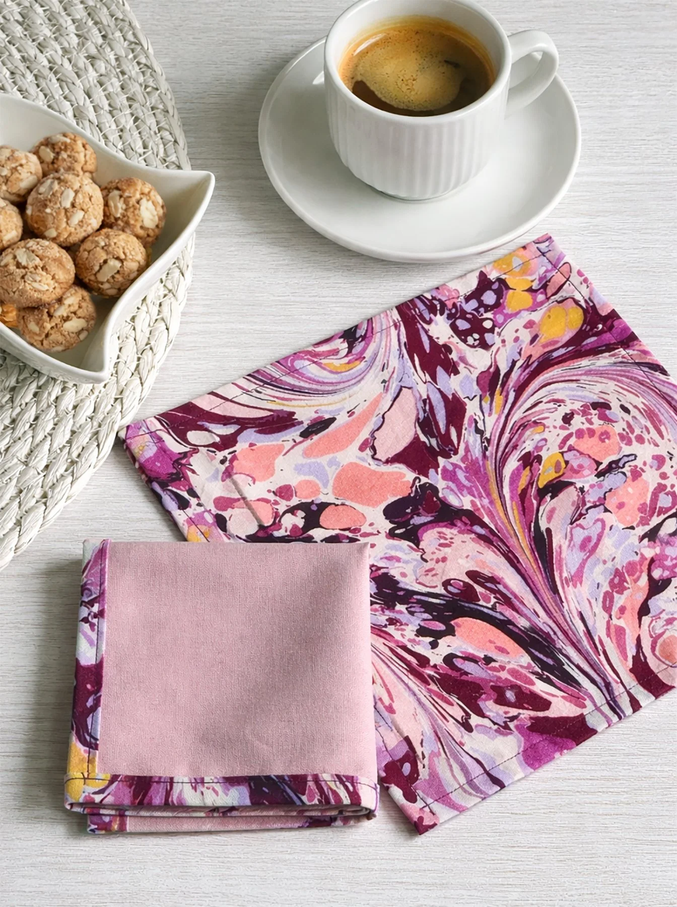 italian modern entertainment linens. cockail napkins handmade reusable. cocktailservetter bomull marmorerat mönster höstfärger återanvändbara bordsdukning italien