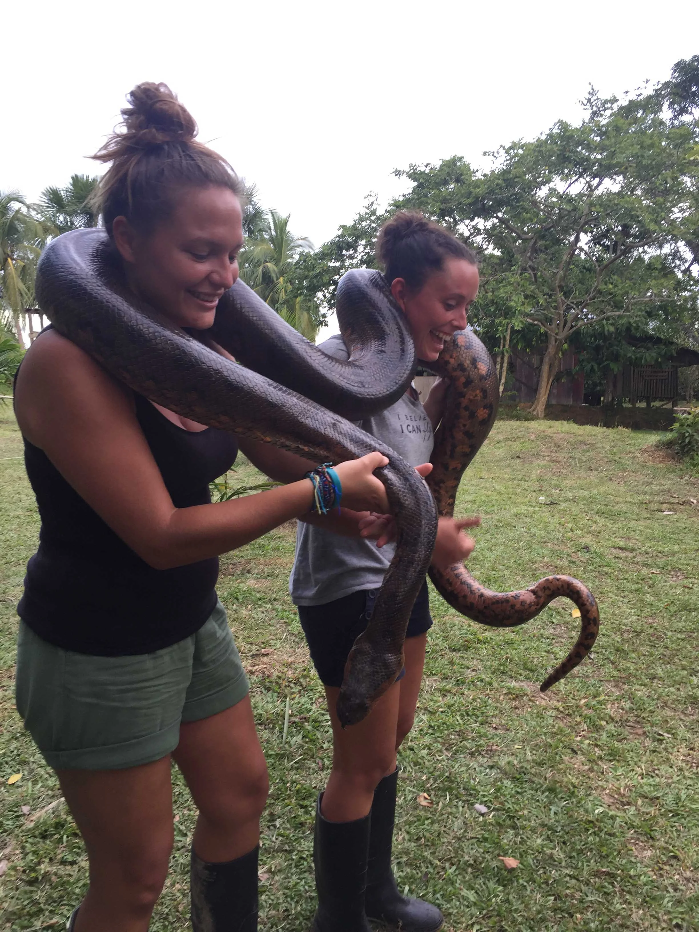 Gaëlle et Noëmie avec Princessa, de 4m et plus de 30kg dans la foret amazonienne.