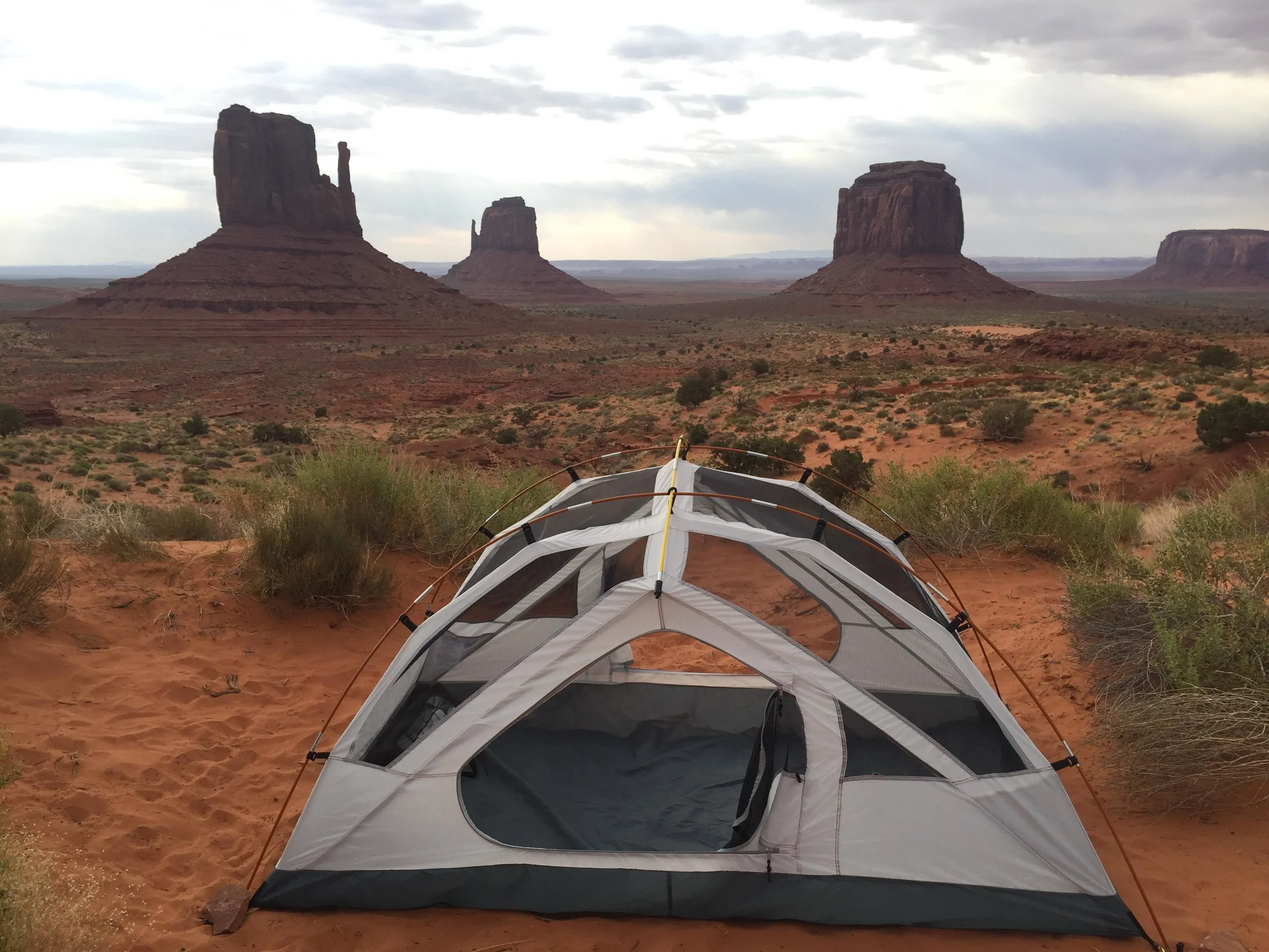 La tente de Gaëlle et Noëmie au milieu de Monument Valley. 