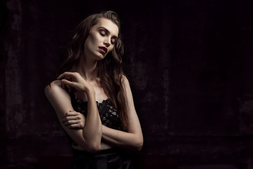 Powerful Femininity in Niki Teljega