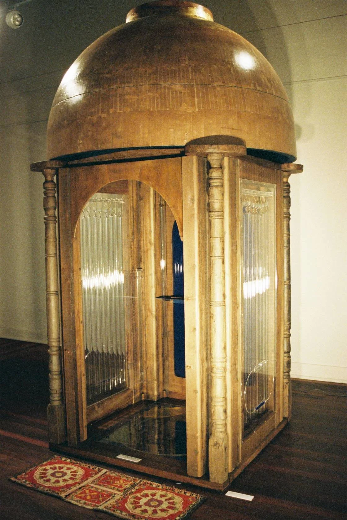 A Lean Man’s Folly, 2008, Oregon and sugar pine, glass, acrylic and gold leaf, 328 x 143 x 143 cm