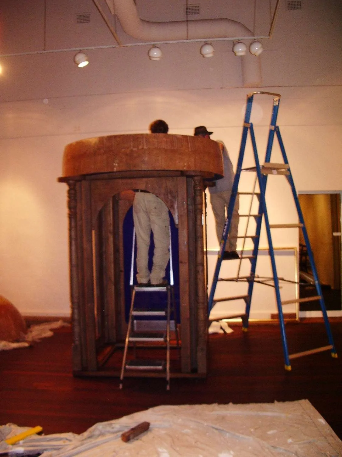 A Lean Man’s Folly (installation), 2008, Oregon and sugar pine, glass, acrylic and gold leaf, 328 x 143 x 143 cm