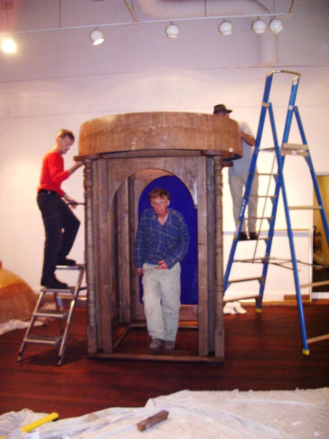 A Lean Man’s Folly (installation), 2008, Oregon and sugar pine, glass, acrylic and gold leaf, 328 x 143 x 143 cm