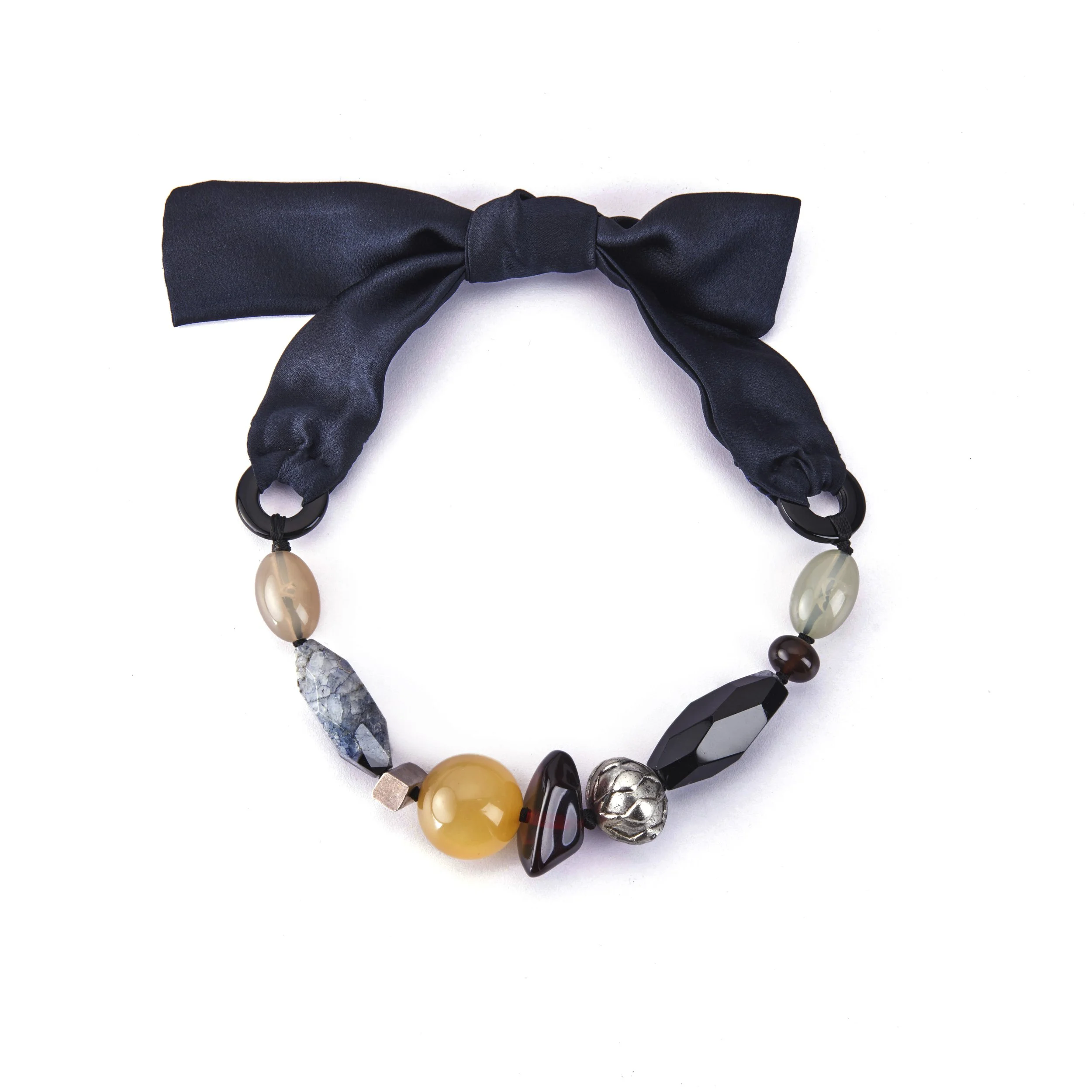 NECKLACE WITH BLUE SILK SASH有蓝色丝绸饰带的项链