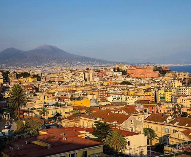 Fantastic view of beautiful Napoli and Mount Vesuvius. A great city with delicious food and pastry and amazing people. #travelphotography #travel #earthcapture #bestphoto #bbctravel #guardiancities #mountvesuvius #naples #italy #italia #ig_italy #ig_