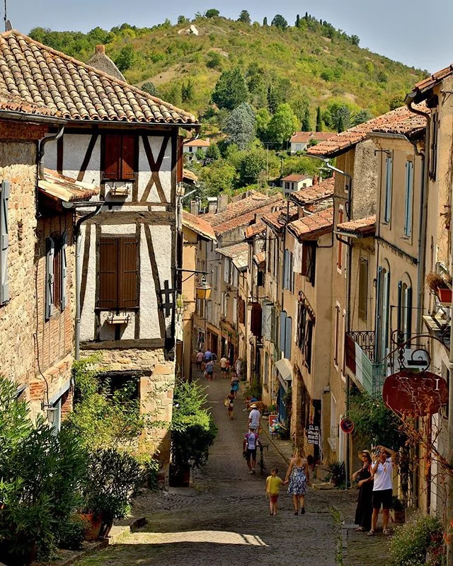 Cordes-sur-Ciel
A fantastic bastide built on a hill in 1222 in the Midi-Pyrenees countryside. This fortified, medieval town is full of beautiful, gothic architecture and narrow cobbled streets. Perfect for photography and a must-visit when in this pa